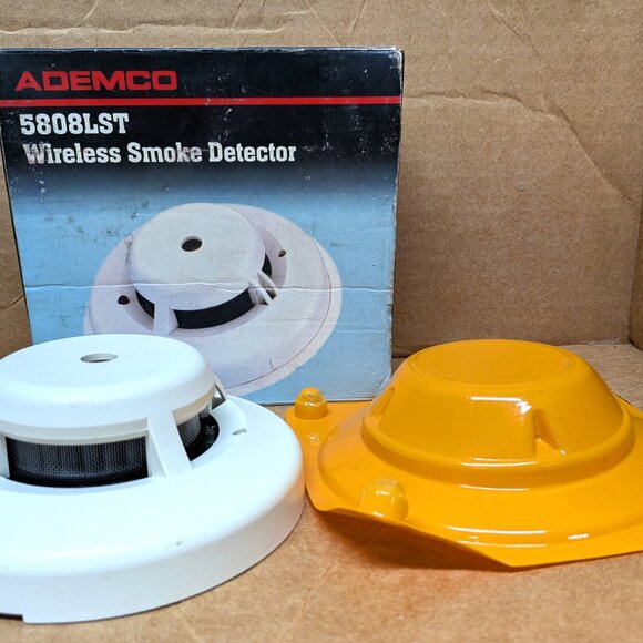 ADEMCO 5808LST WIRELESS SMOKE DETECTOR - UNUSED - DETECTOR, COVER AND BOX ONLY - Picture 2 of 8